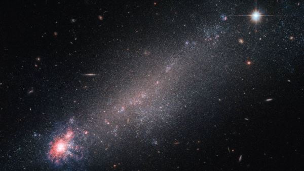 “Хаббл” шпионит за галактикой NGC 4861