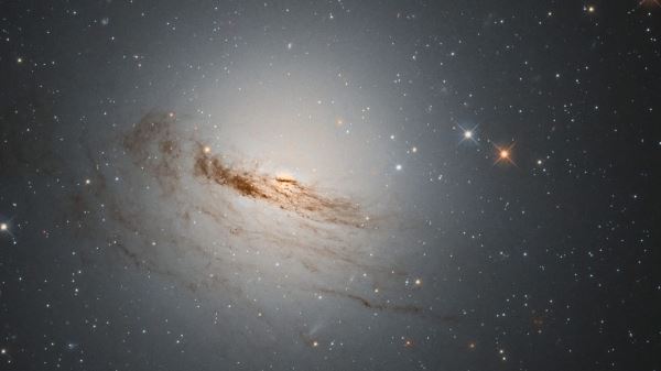 “Хаббл” показал необычную линзовидную галактику NGC 1947