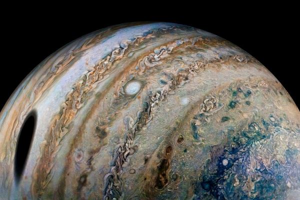 Аппарат Juno сфотографировал тень от Ганимеда на Юпитере