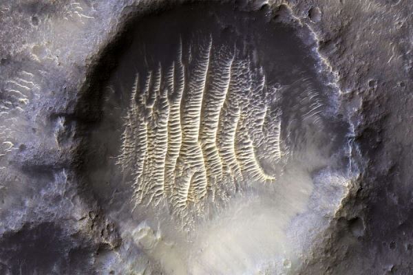 Аппарат MRO сфотографировал на Марсе кратер, похожий на отпечаток пальца 