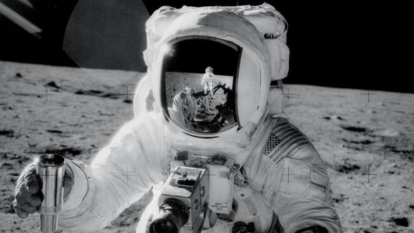 Астроном оценил вероятность попадания метеорита в астронавта на Луне