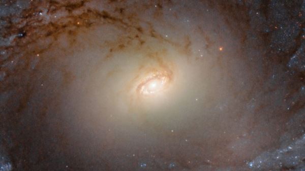 Спиральная галактика IC 2051 крупным планом