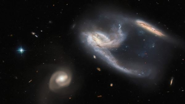 “Хаббл” заснял красивое трио галактик