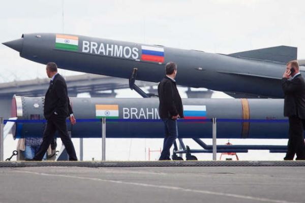 «Индия хочет получить лучшее от драки России и США»