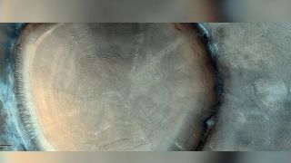 На Марсе обнаружен гигантский кратер, похожий на пенёк