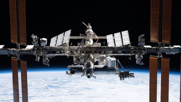 Новый российский экипаж МКС в понедельник совершит первый выход в открытый космос