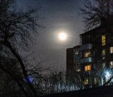 Розовая луна взошла над Новосибирском — фото