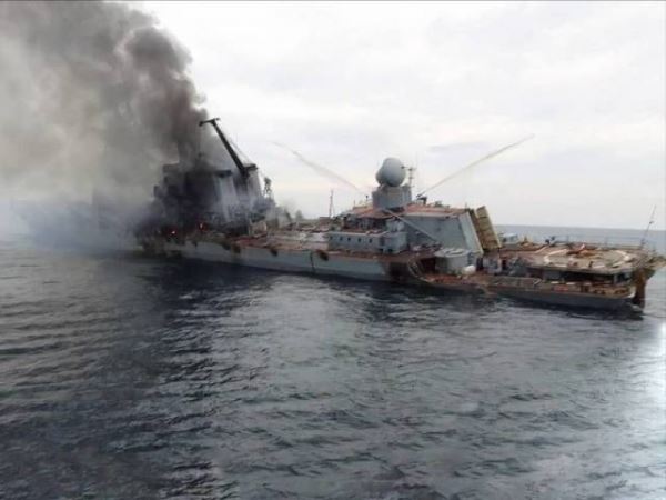 В сети появились фото предположительно с крейсером «Москва» во время пожара