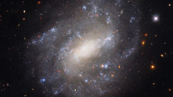 Космический телескоп “Хаббл” наблюдает за одинокой спиральной галактикой