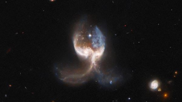 “Хаббл” стал свидетелем столкновения галактик VV 689
