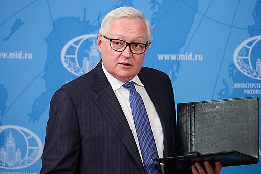 Рябков заявил, что РФ призывает США обсуждать договор о неразмещении первыми оружия в космосе