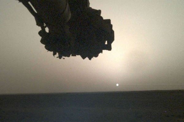 Зонд InSight прислал фотографию восхода Солнца на Марсе
